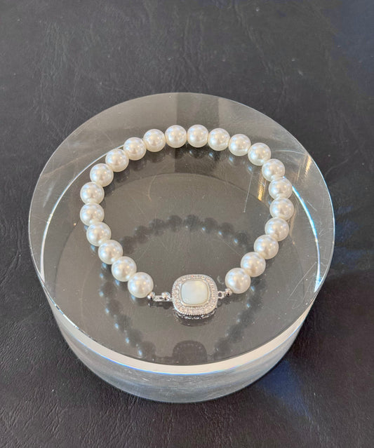 Armbänder aus weissen  Muschelkernperlen mit Schmuckverschluss