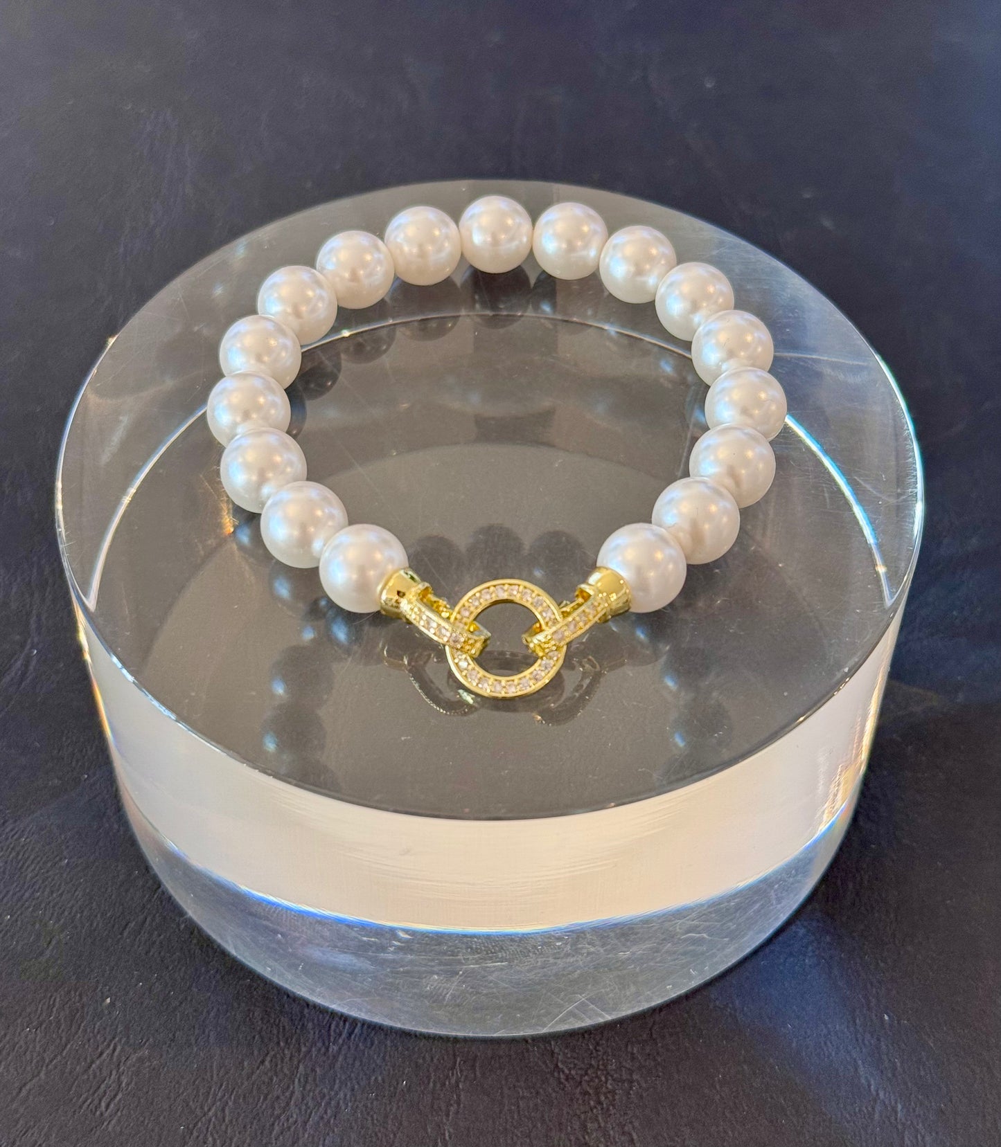 Armbänder aus weissen Muschelkernperlen mit Schmuckverschluss