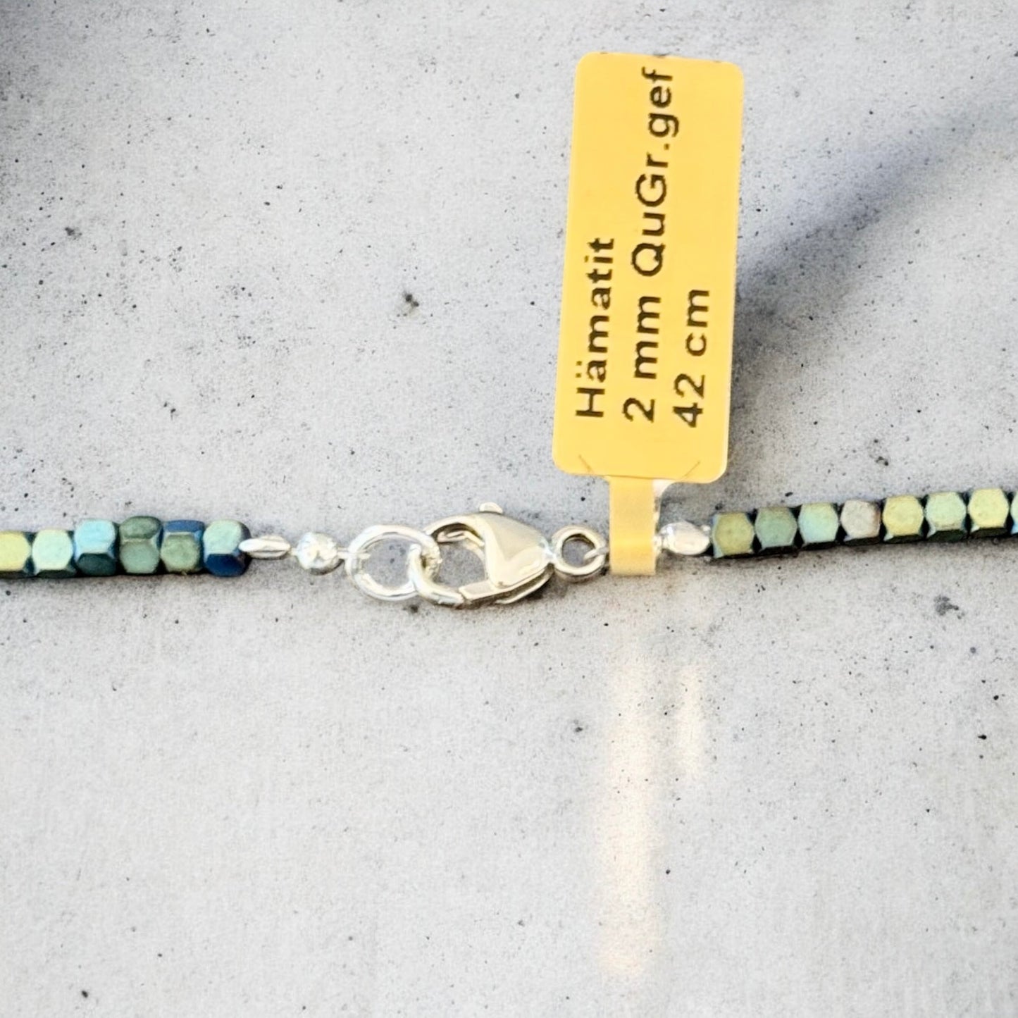 Halsketten aus Hämatit - gefärbt