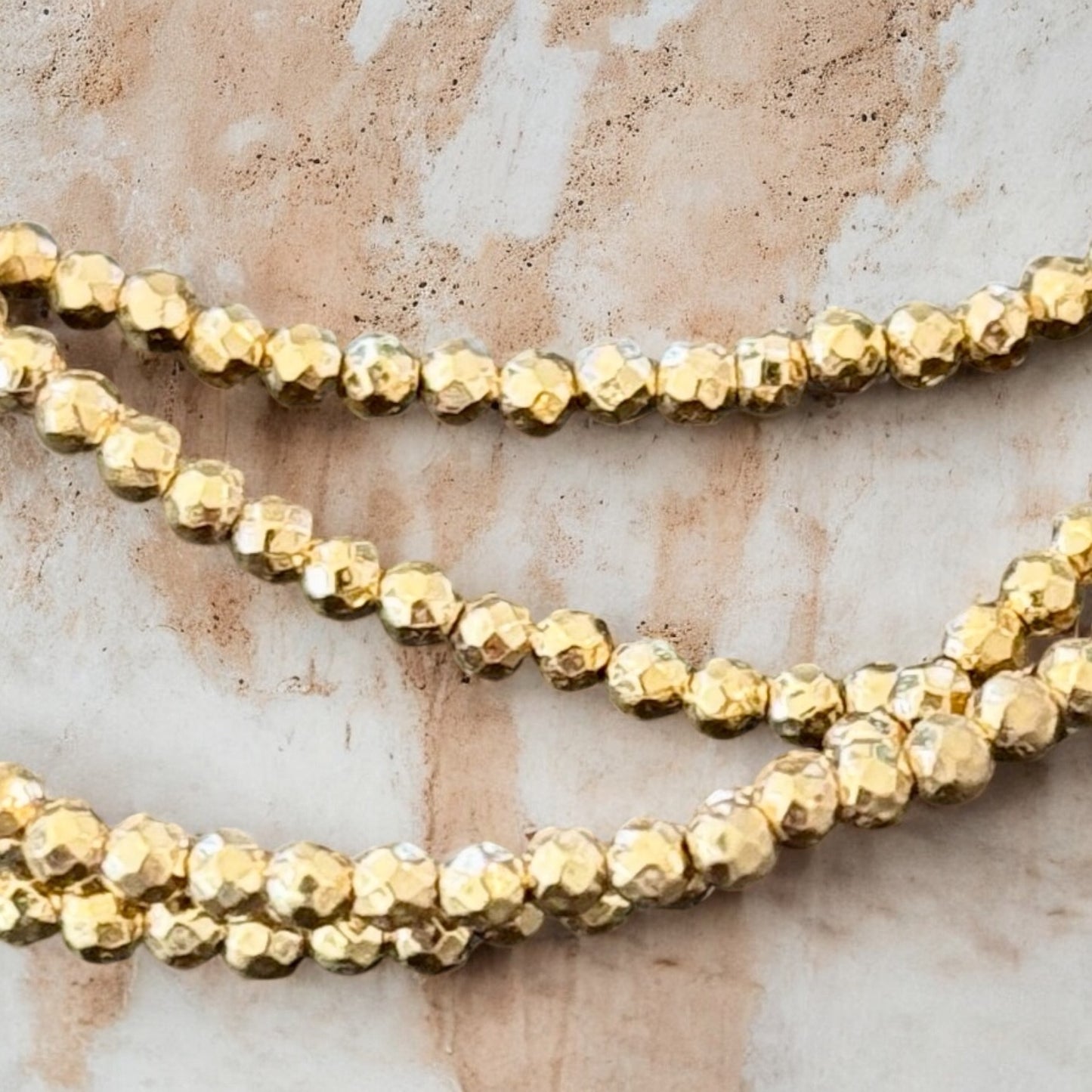 Halsketten aus Hämatit - Gold bedampft