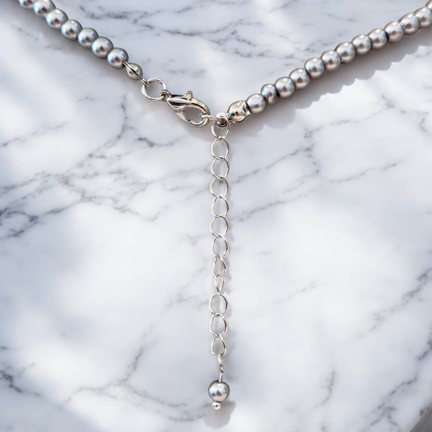 Halskette aus Muschelkernperlen Silbergrau