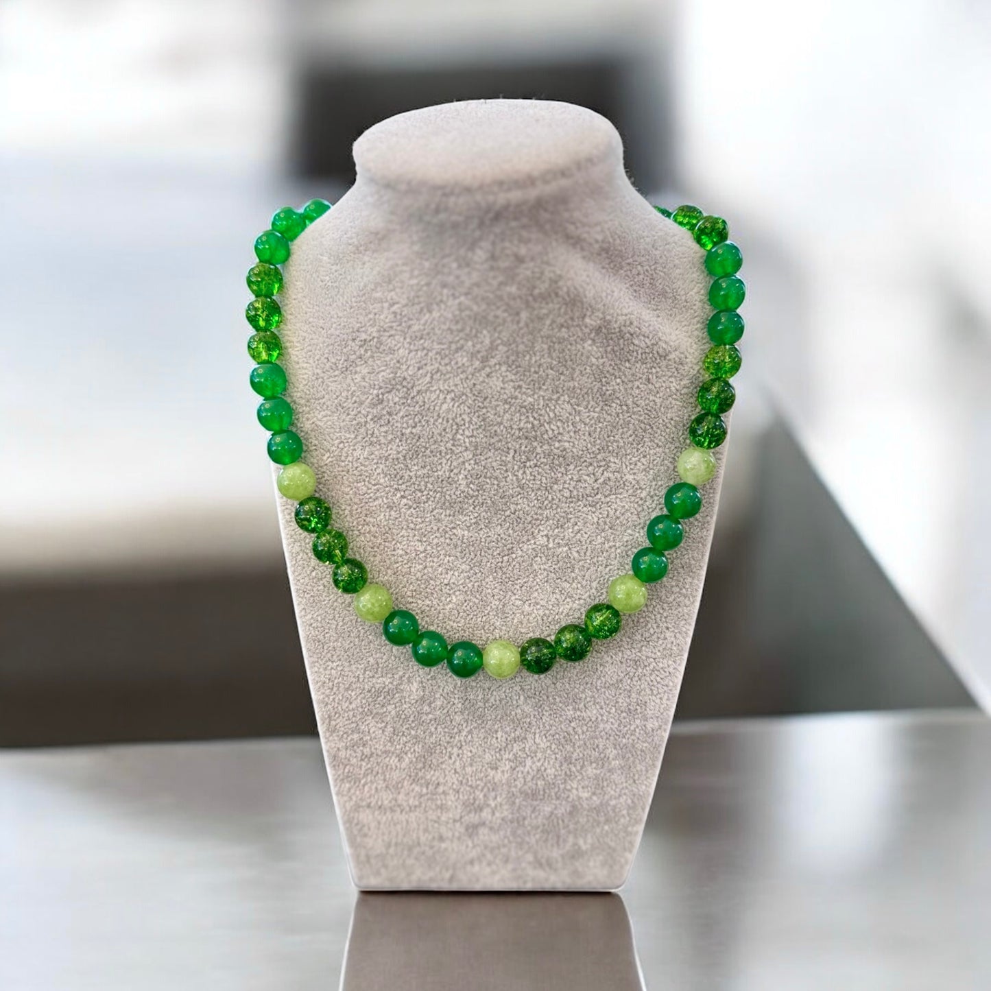 Halsketten aus grünem Jade-Chalcedon Mix mit versilberten Hämatit Herzen