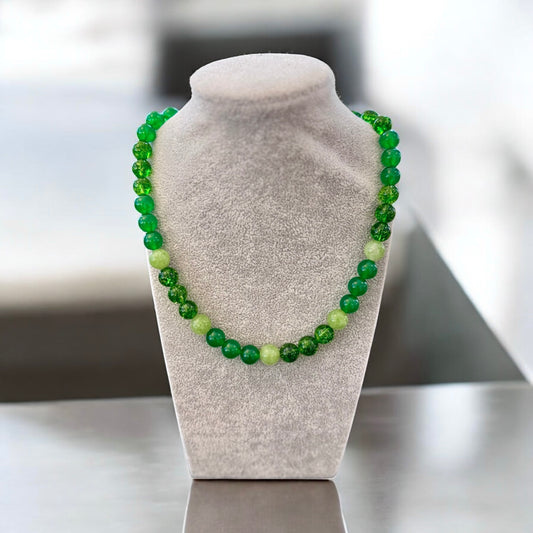 Halsketten aus grünem Jade-Chalcedon Mix mit versilberten Hämatit Herzen