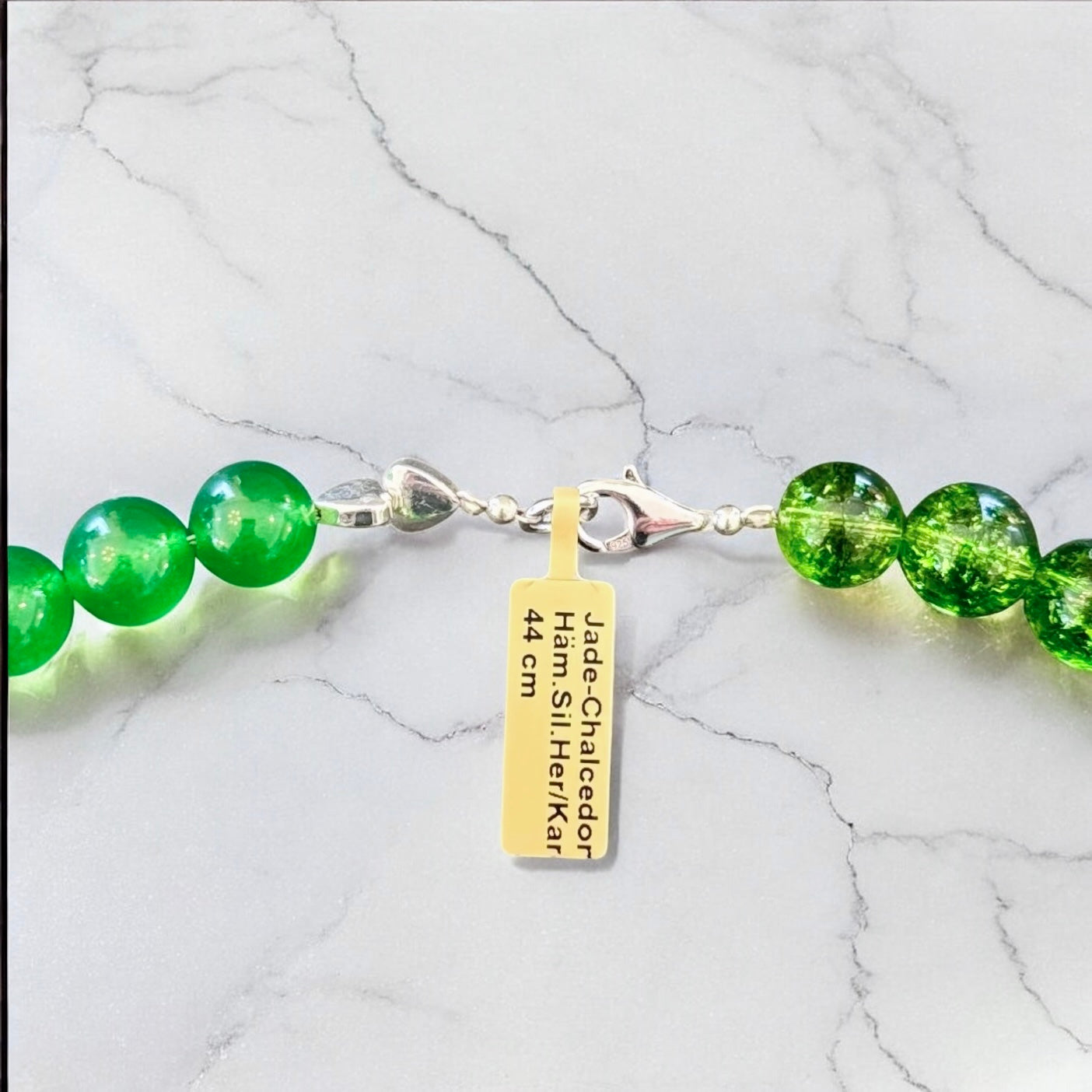 Halsketten aus grünem Jade-Chalcedon Mix mit versilberten Hämatit Herzen