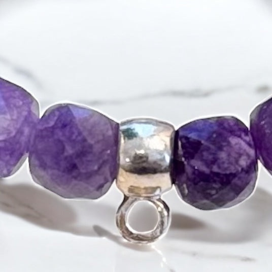 Armband aus Amethyst mit Charmhalter und Karabiner