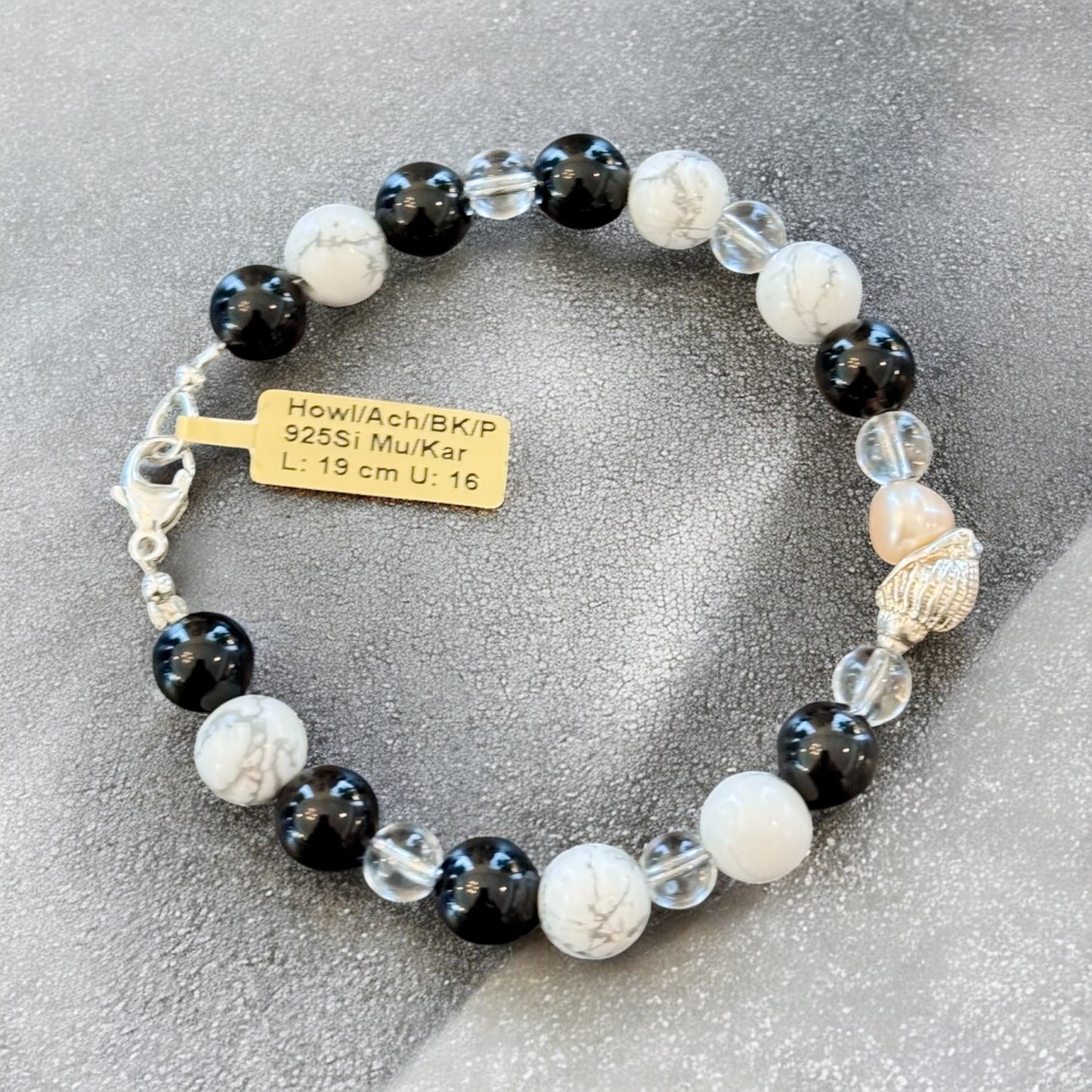 Armband aus Howlith Achat Bergristall Mix mit 925er Silber Muschel und Karabiner